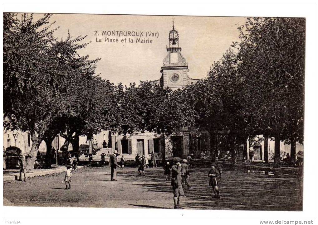 Montauroux - La Place Et La Mairie - Montauroux