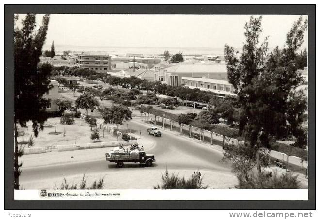 MOÇAMEDES (Africa - Angola) - Avenida Da Republica - Old Cars Voitures - Angola