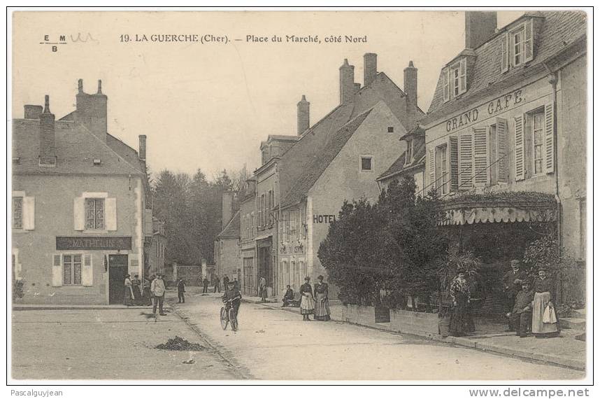 CPA LA GUERCHE - PLACE DU MARCHE COTE NORD - La Guerche Sur L'Aubois