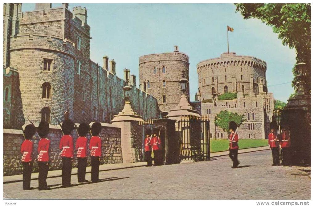 Cp , ANGLETERRE , WINDSOR Castle , Changing Of The Guards , Voyagé - Windsor Castle