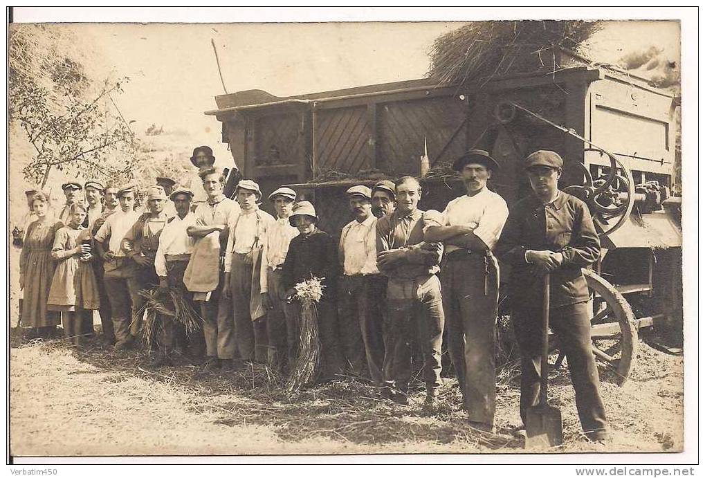 SCENE BATTEUSE  BATTAGE  ..A SITUER..TRES CERTAINEMENT DANS LA REGION CENTRE..PEUT ETRE BEAUCE..CARTE PHOTO - Tractors