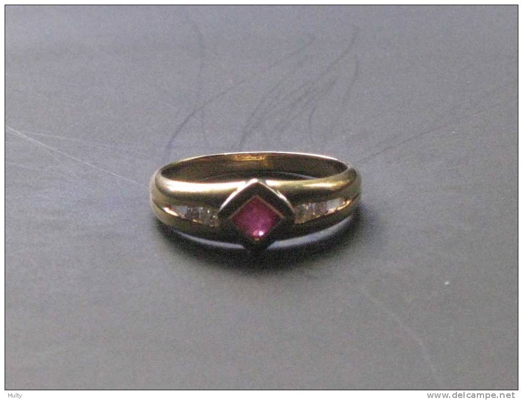 Ring Geel Goud 18 Kt. Met 4 Briljanten En 1 Robijn / Bague Or Jaune 18 Ct. Avec 4 Brillants Et 1 Rubis. - Bagues