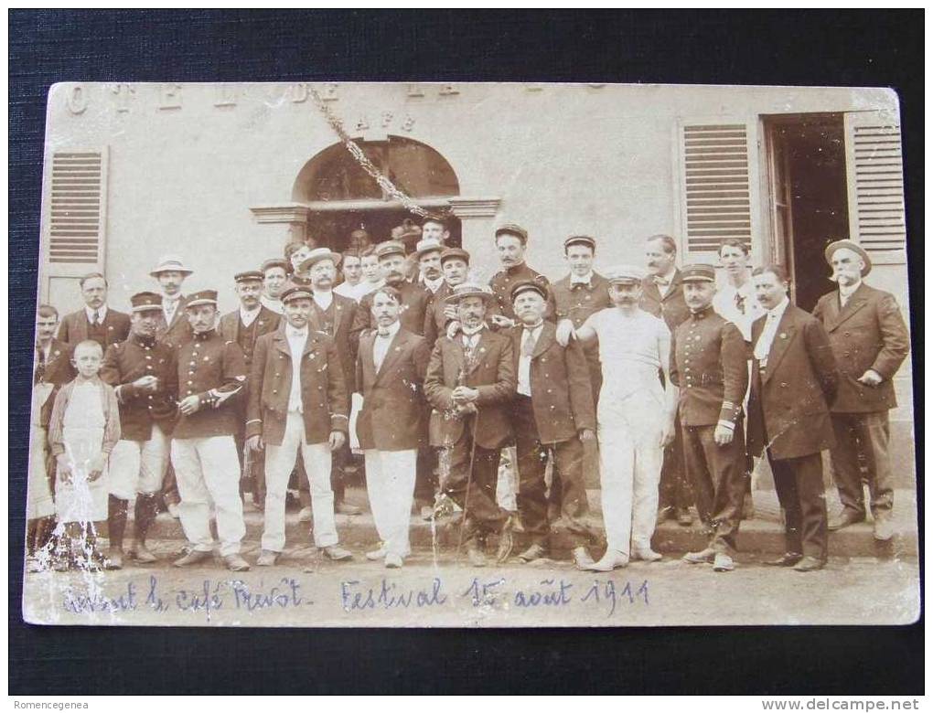 Devant Le CAFE PREVÔT - Festival - 15 Août 1911 - Soldats D´Infanterie, Marins - Très Animée - Lieu Non Identifiée -TOP! - Cafes