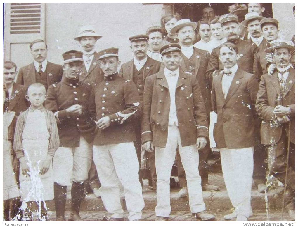 Devant Le CAFE PREVÔT - Festival - 15 Août 1911 - Soldats D´Infanterie, Marins - Très Animée - Lieu Non Identifiée -TOP! - Cafes