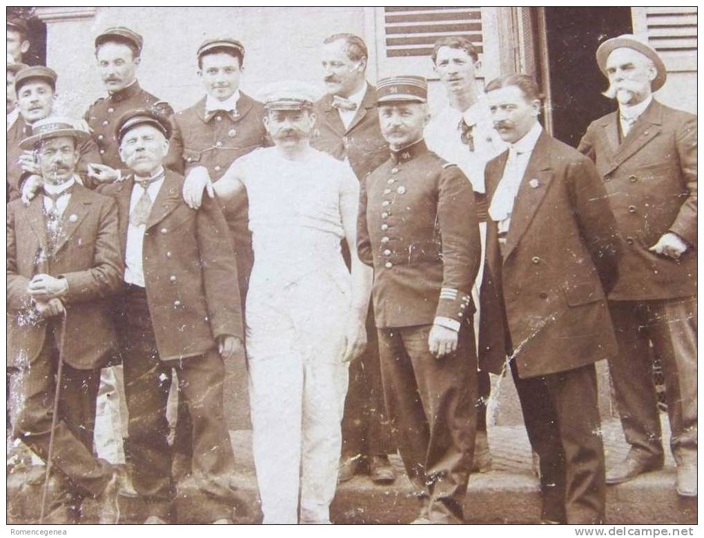 Devant Le CAFE PREVÔT - Festival - 15 Août 1911 - Soldats D´Infanterie, Marins - Très Animée - Lieu Non Identifiée -TOP! - Cafés