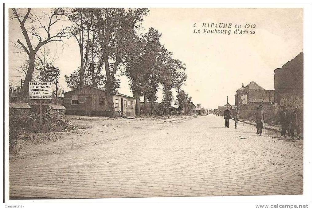 62 -  BAPAUME  -  En 1919 - Le Faubourg D´Arras - Animée  A Gauche Panneau écrit En Anglais - - Bapaume