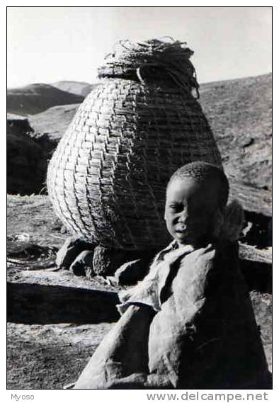 LESSOUTO Devant Un Grenier A Mais Pres De Mohlanapeng, Enfant Noir - Lesotho