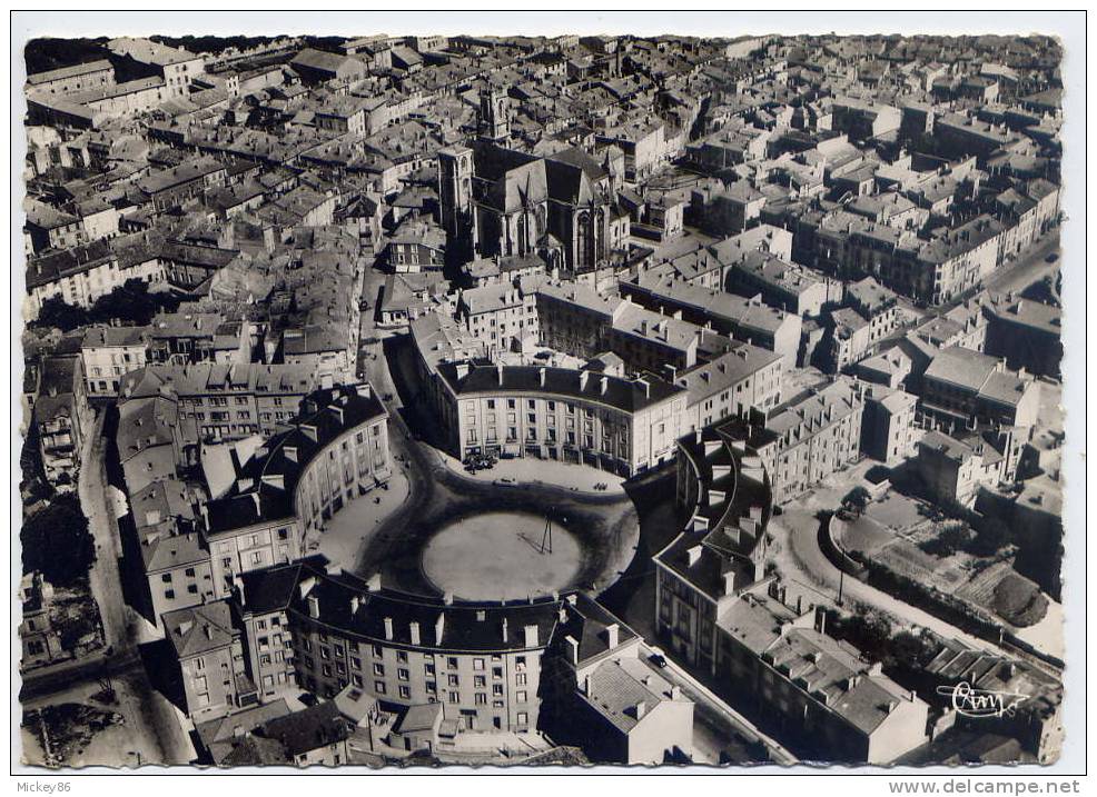 TOUL--datée 1955--Vue Aérienne--Le Centre De La Ville--La Place Des 3 évéchés Et L´église St Gengoult----------------- - - Toul