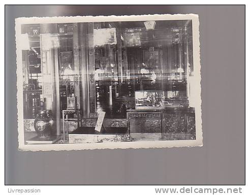 Photo ,noté Au Dos :   Musée Khai à Hué Photographié à Travers  La Vitre Janvier 1935 , Format 8.5*12cm - Autres & Non Classés