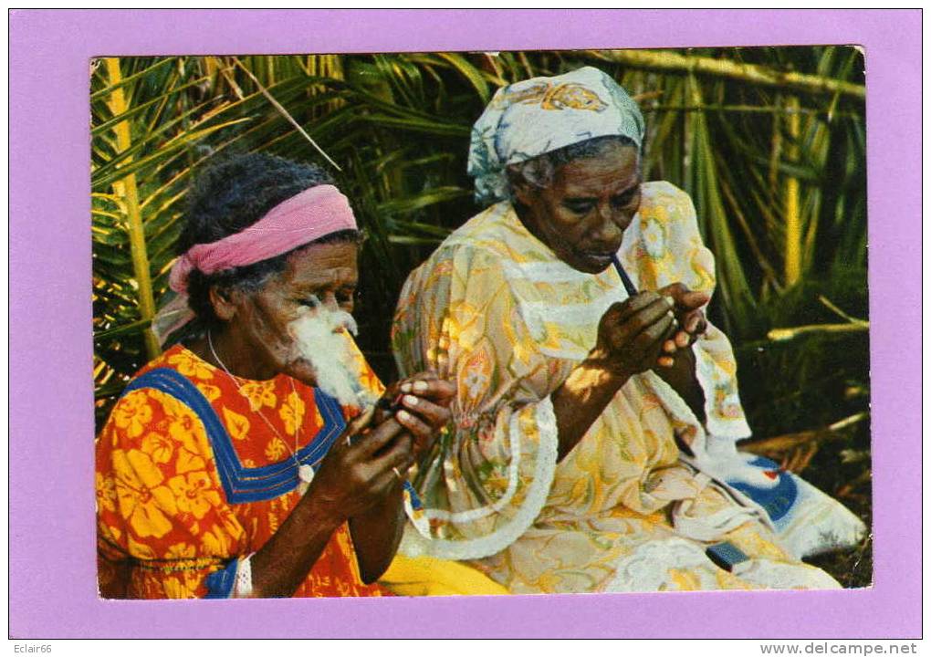 Nouvelle Calédonie , ïle Des Pins ,-cpm 10,5x15cm Femmes Mélanésiennes Fumant La Pipe - Nouvelle Calédonie