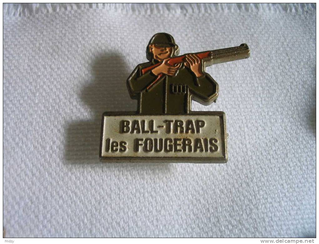 Pin's Tir  BALL-TRAP "Les Fougerais" - Boogschieten
