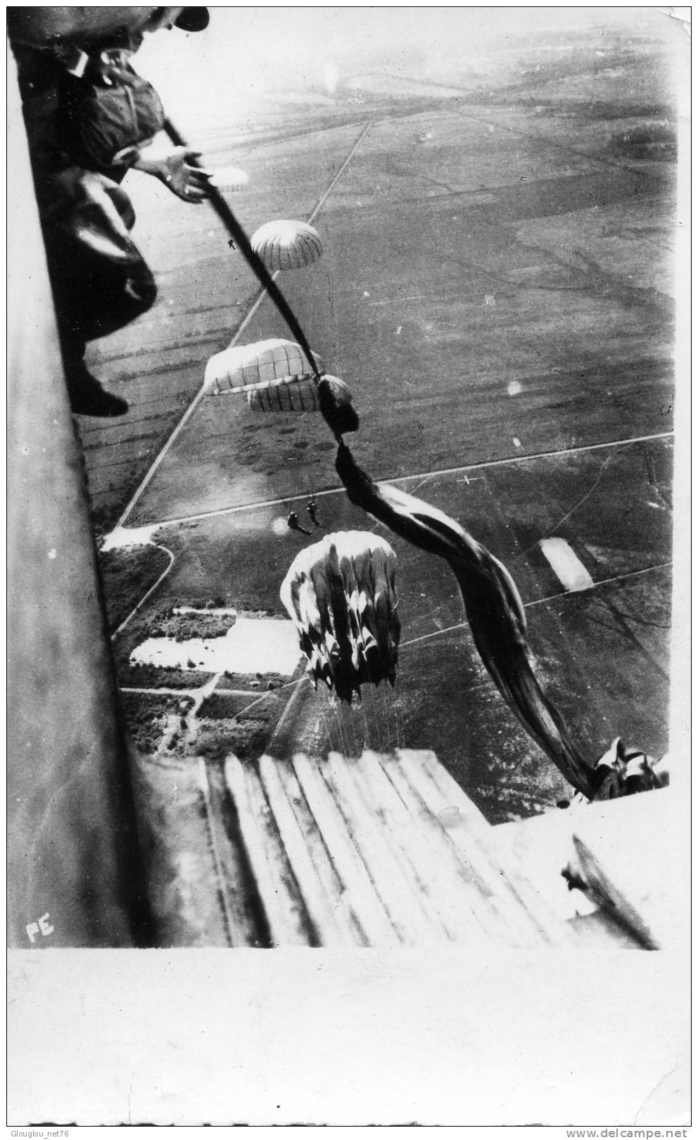CARTE PHOTO PRISE A PAU 1961 AVEC PARACHUTISTES......QUI RECONNAITRA? - Parachutting