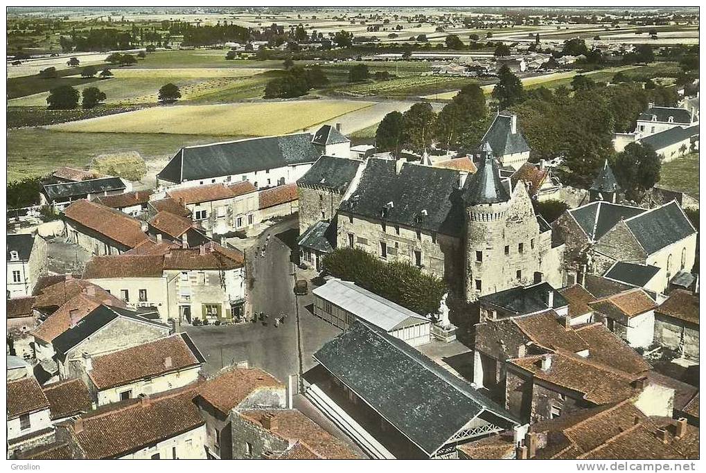 MONTS SUR GUESNES PLACE DU CHATEAU EN AVION AU DESSUS DE .... - Monts Sur Guesnes