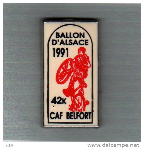 * Pin's  Ville, Sport  Cyclisme  BALLON  D' ALSACE  1991  42 K  CAF  BELFORT  ( 90 )  ( Peu Courant ) - Cycling