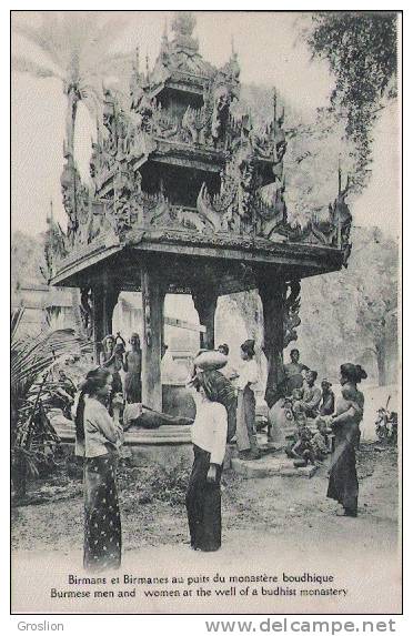 BIRMANS ET BIRMANES AU PUITS DU MONASTERE  BOUDHIQUE  BURMESE MEN AND WOMEN AT THE WELL OF A BUDHIST MONASTERY - Myanmar (Birma)