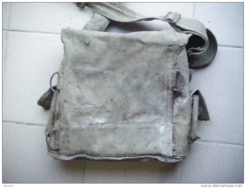 sacoche militaire (plaque de fer ajouree rivetee au fond)----