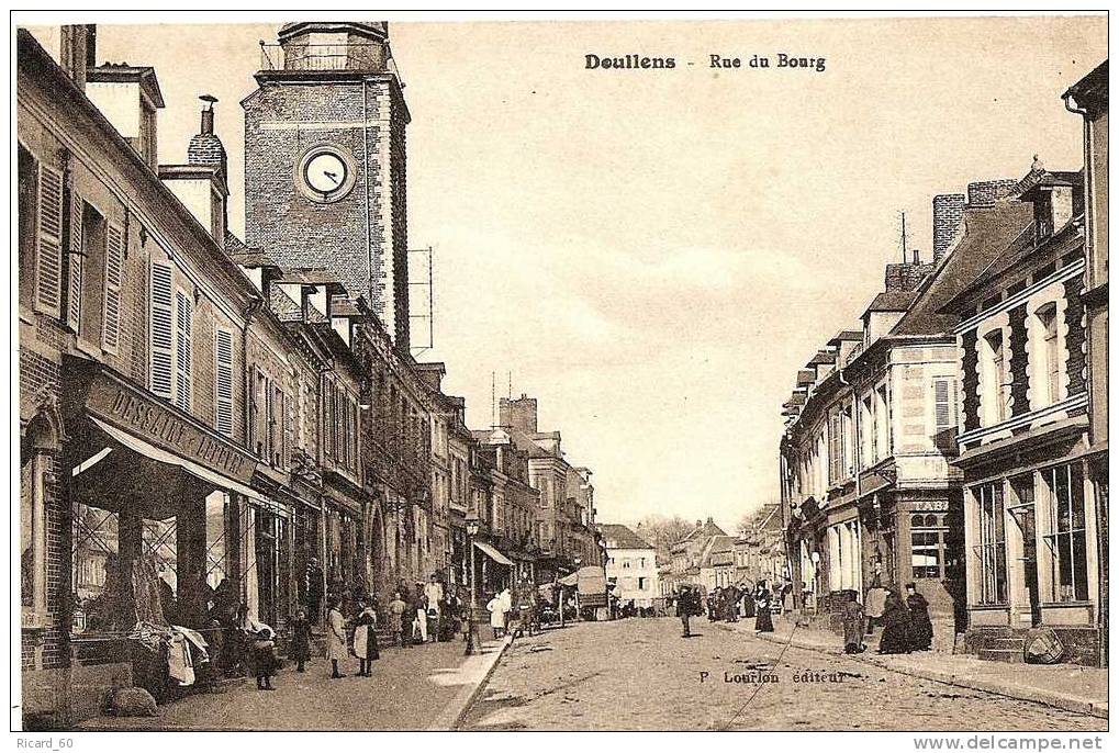 Cpa De Doullens, Rue Du Bourg, Animée, Commerces - Doullens