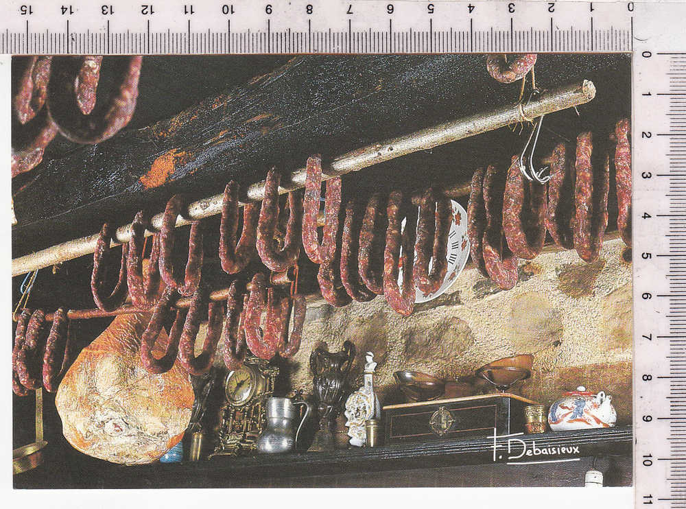 Dans L' AUBERGE  Fumeuse....  -  On Voit Des Saucissons Rouges Et Un Feu Noir.  Photos  Francis DEBAISIEUX - Restaurants