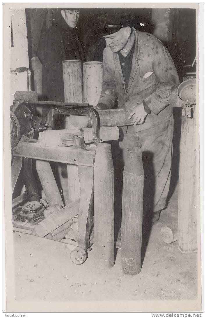 PHOTO PRESSE RECYCLAGE DES VIEUX OBUS ALLEMANDS EN TUYAUX ET APPAREILS DE CHAUFFAGE - Guerre, Militaire