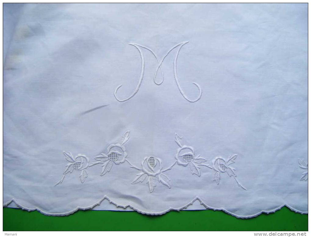 Piece De Tissu Blanc  Monogramme M Avec De Tres Belles Broderies 135x 88cm - Altri & Non Classificati