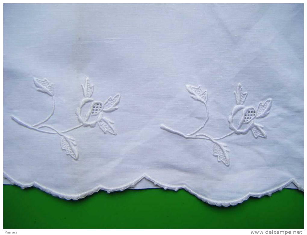 Piece De Tissu Blanc  Monogramme M Avec De Tres Belles Broderies 135x 88cm - Other & Unclassified