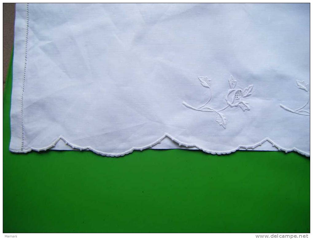 Piece De Tissu Blanc  Monogramme M Avec De Tres Belles Broderies 135x 88cm - Autres & Non Classés