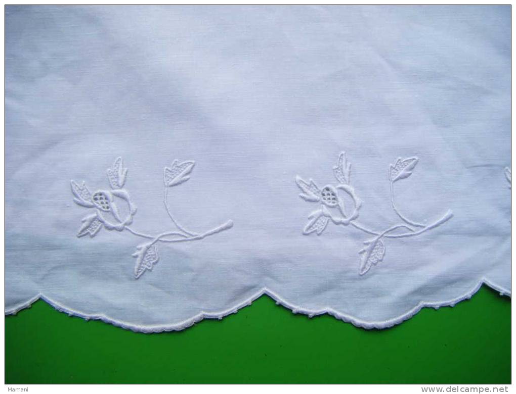 Piece De Tissu Blanc  Monogramme M Avec De Tres Belles Broderies 135x 88cm - Autres & Non Classés