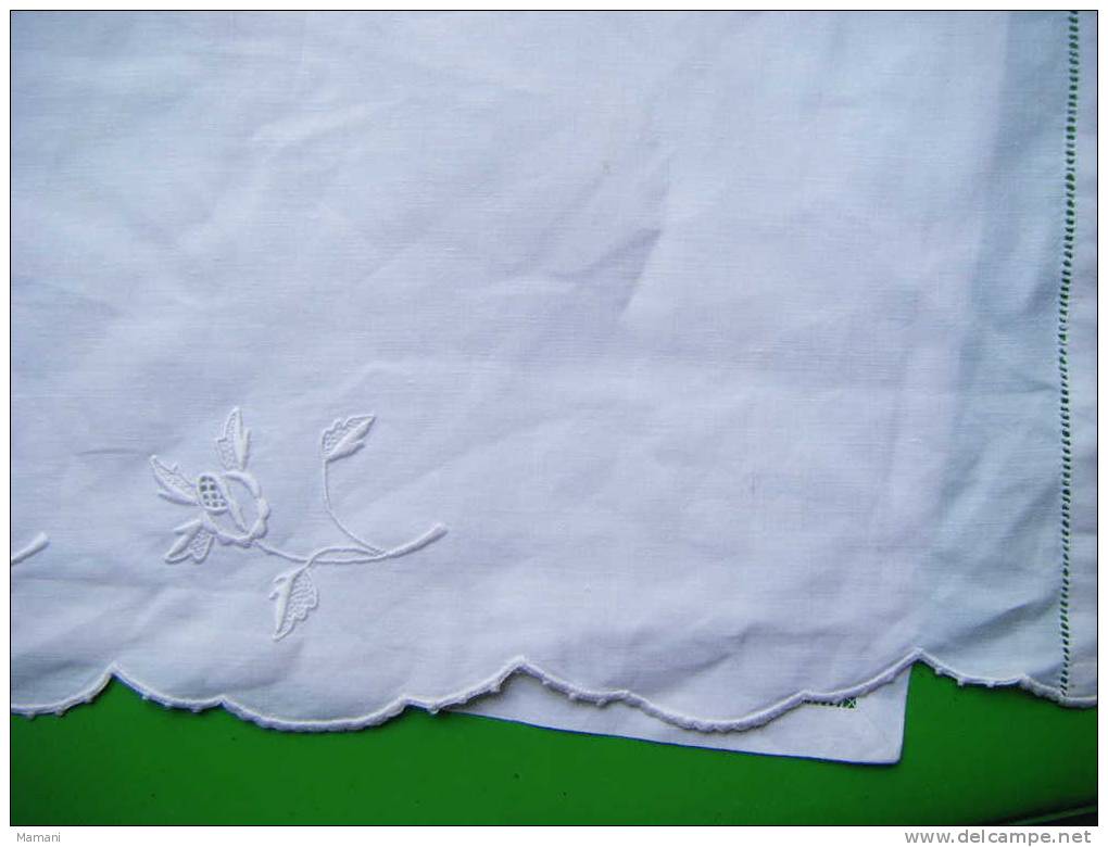 Piece De Tissu Blanc  Monogramme M Avec De Tres Belles Broderies 135x 88cm - Autres & Non Classés