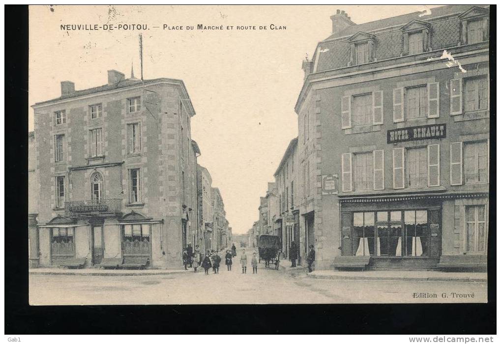 86 --- Neuville - De  - Poitou .... Place Du Marche Et Route De Clan - Neuville En Poitou