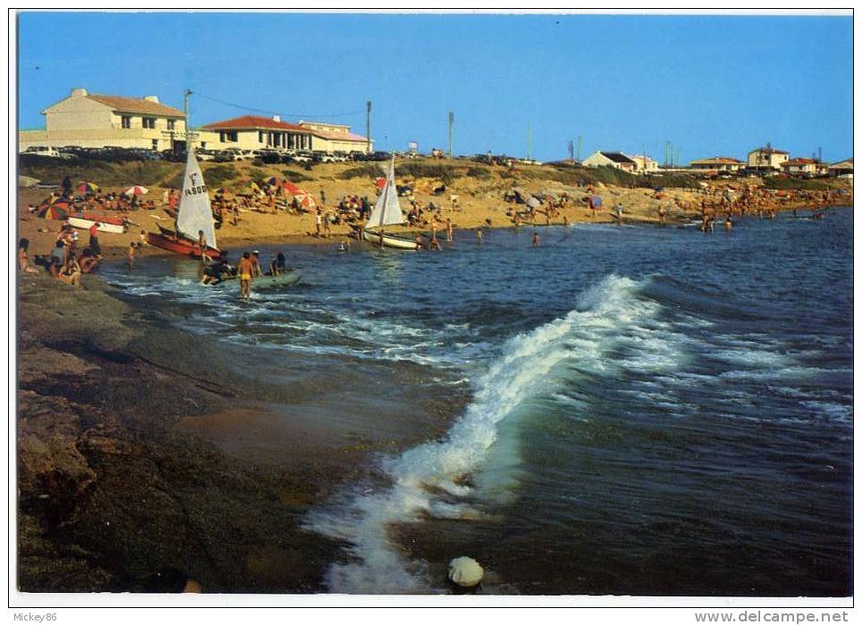 BRETIGNOLLES SUR MER--La Plage De La Sauzaie (animée,voiliers) ,cpm N° V.960  éd Vieux Chouan - Bretignolles Sur Mer