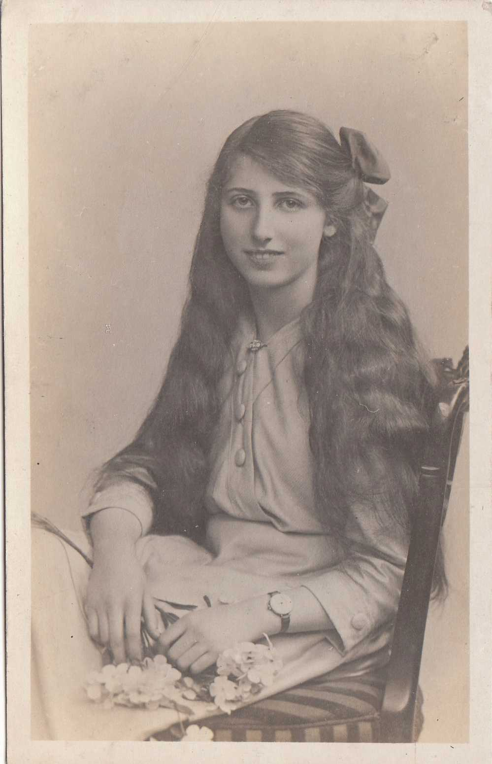 VERY YOUNG GIRL WITH VERY LONG HAIR  (GLM1668) - Femmes
