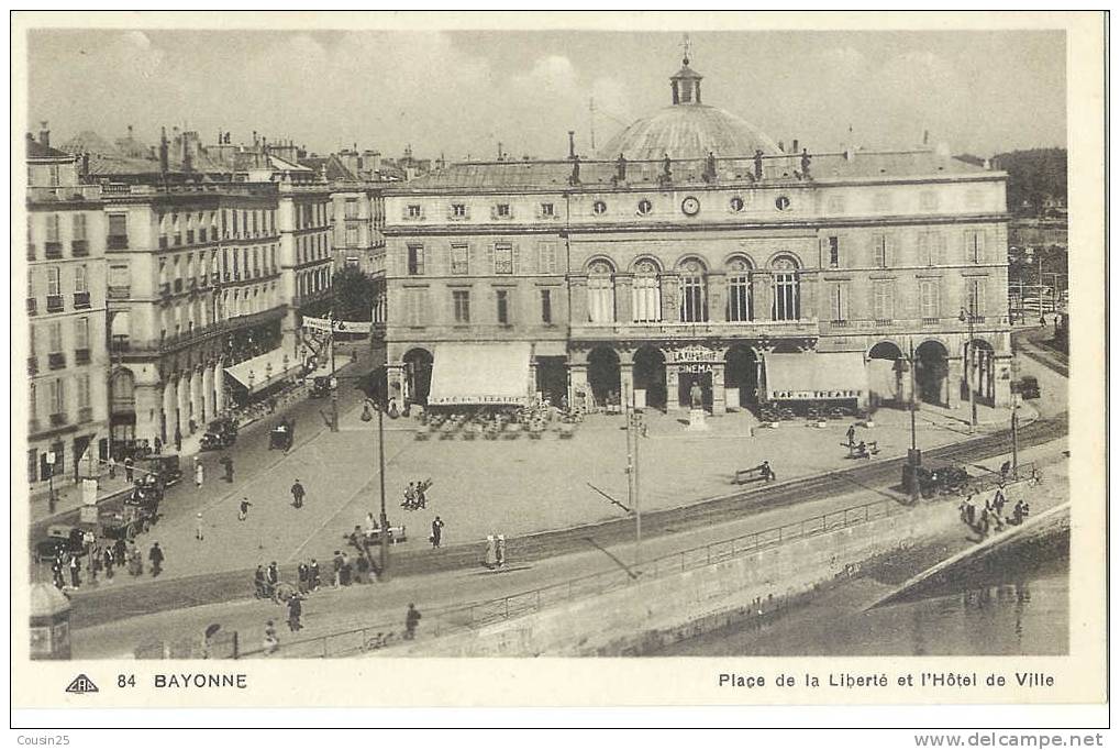 64 BAYONNE - Place De La Liberté Et Hôtel De Ville - CAD 84 - Bayonne