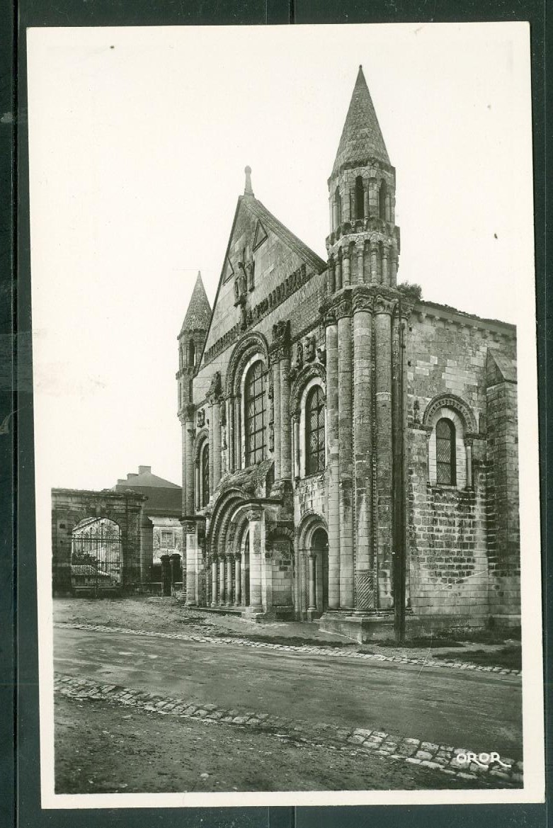 Saint Jouin De Marnes , Façade De L'église Abbatiale    Qx80 - Saint Jouin De Marnes