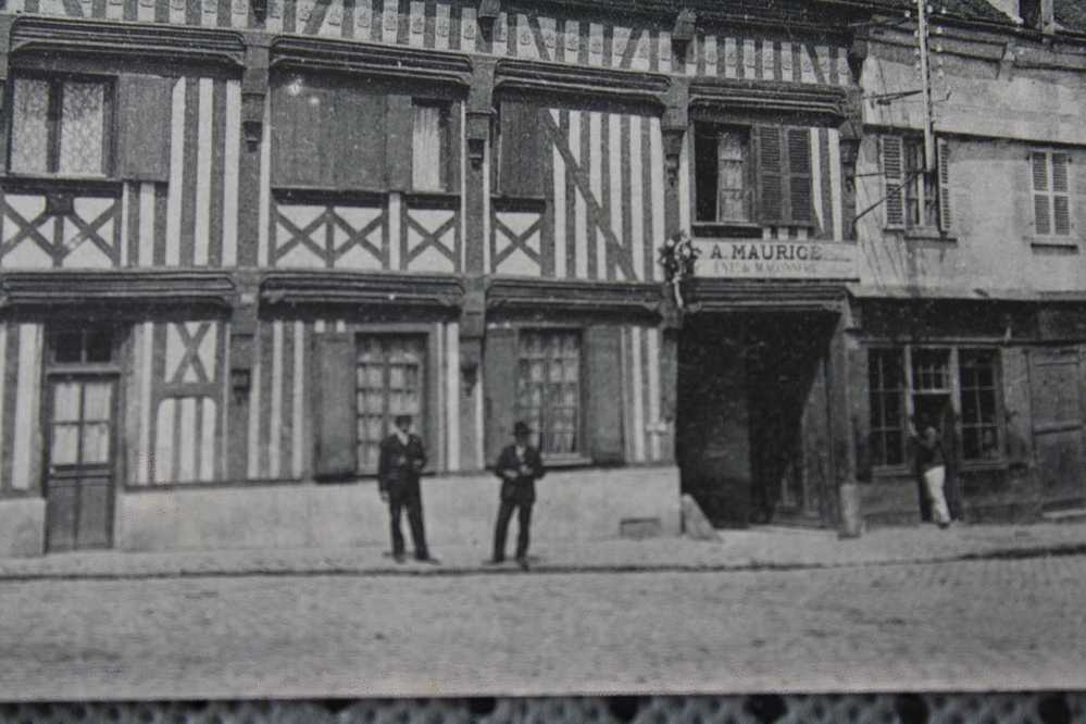 CPA:Houdan Commune Française Située Dans Les Yvelines 78 Région Île-de-France.vieilles Maisons Xvi éme Bar Maurice Pub - Houdan