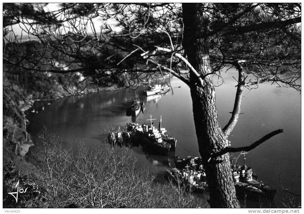 LANDEVENNEC BATEAUX DE GUERRE AU REPOS  *PENFORN 1950 FINISTERE - Landévennec