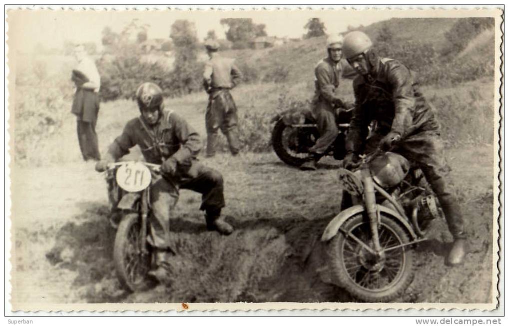 COURSE MOTO En TERRAIN VARIÉ : ENDURO - VRAIE PHOTO [ 8 X 13 CM ] NON LOCALISÉE - ANNÉE: ENV. 1950 - 1955 (f-265) - Sport Moto