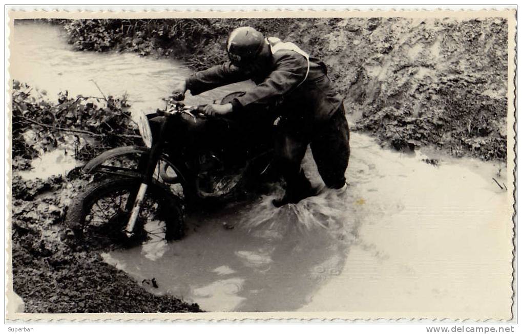 COURSE MOTO En TERRAIN VARIÉ : ENDURO - VRAIE PHOTO [ 8 X 13 CM ] NON LOCALISÉE - ANNÉE: ENV. 1950 - 1955 (f-266) - Motorcycle Sport