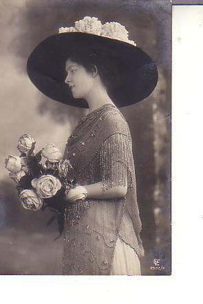 Cpa  Jolie Jeune Femme De Profil, Chapeau Aux Roses, Bouquet De Rose à La Main - Mode