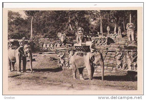 ANGKOR THOM 104 TERRASSE DES ELEPHANTS ET DES DEESSES (BEAU PLAN) - Cambodge