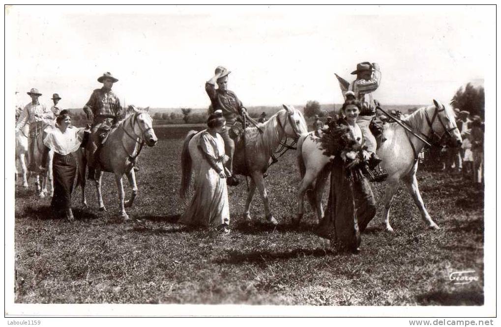 EN PROVENCE : Défilé Des Gardians De Camargue Et Des Provençales Avant Le Jeu Des Bouquets - Regionale Spiele