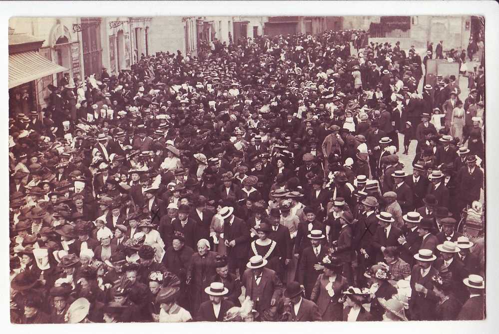 CARTE PHOTO Funérailles ? Foule à Localiser 1920s ¤ GUILLEMINOT Peu Commun ¤8083AA - Funerali