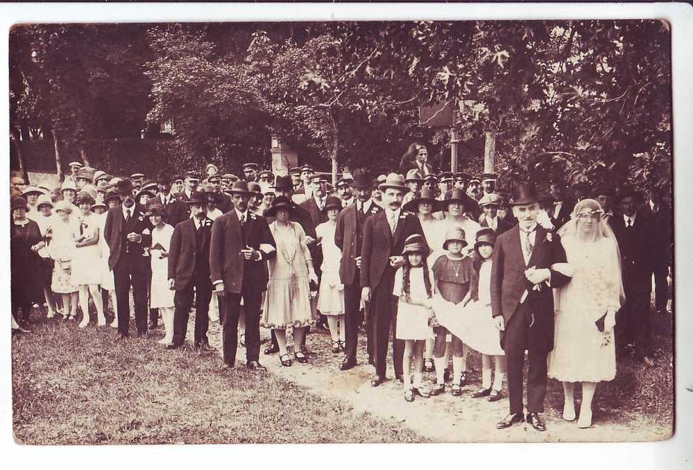 CARTE PHOTO 1920s CEREMONIE MARIAGE Couple Mariés Nombreux Personnages Lieu à Localiser Peu Commun ¤8145AA - Noces