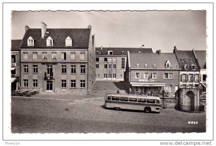 Cassel - L´Hôtel De Ville - La Grande Place - Autocar - Café Des Sports - Cassel