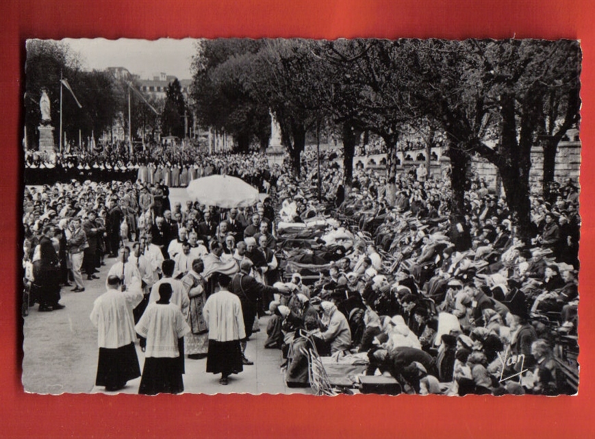 M834 Lourdes Bénédiction Des Malades Sur L´Esplanade.Cachet Lourdes 1955 V. Bonfol.Chambon 96 - Lieux Saints