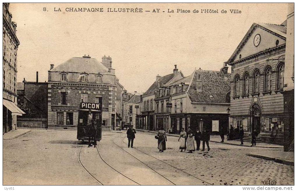 Ay  Marne  Circulée En 1910  Place De L'Hôtel De Ville   Cpa : N&b - Rousseur Recto & Verso - 1 Pli Bas Droit - - Ay En Champagne