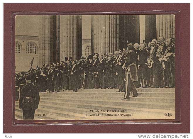 POLITIQUE - PARIS 5ème - ZOLA AU PANTHEON - LES OFFICIELS SUR LES MARCHES DU PANTHEON PENDANT LE DEFILE DES TROUPES - Ereignisse