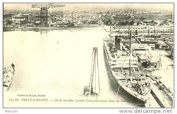 Bateaux -ref 405- Saint Nazaire -st Nazaire -un De Nos Plus Grands Transatlantiques Dans Les Bassins  - Carte Bon Etat - - Paquebots