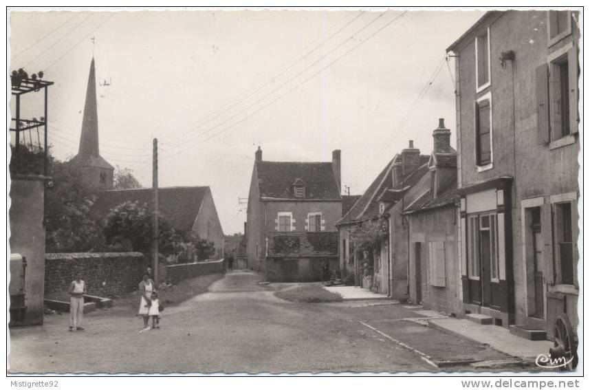 (58) CHAMPVERT Rue Des Fossés 1952. Petite Animation. Noir Et Blanc, Dentelée. - Other & Unclassified