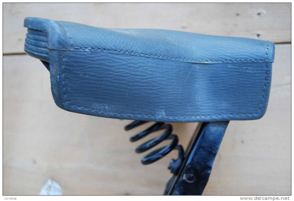 Pièce Détachée De SOLEX : Selle Plastique Et Métal. Vélosolex. Équipement D'occasion Ayant Déjà Servi - Motos