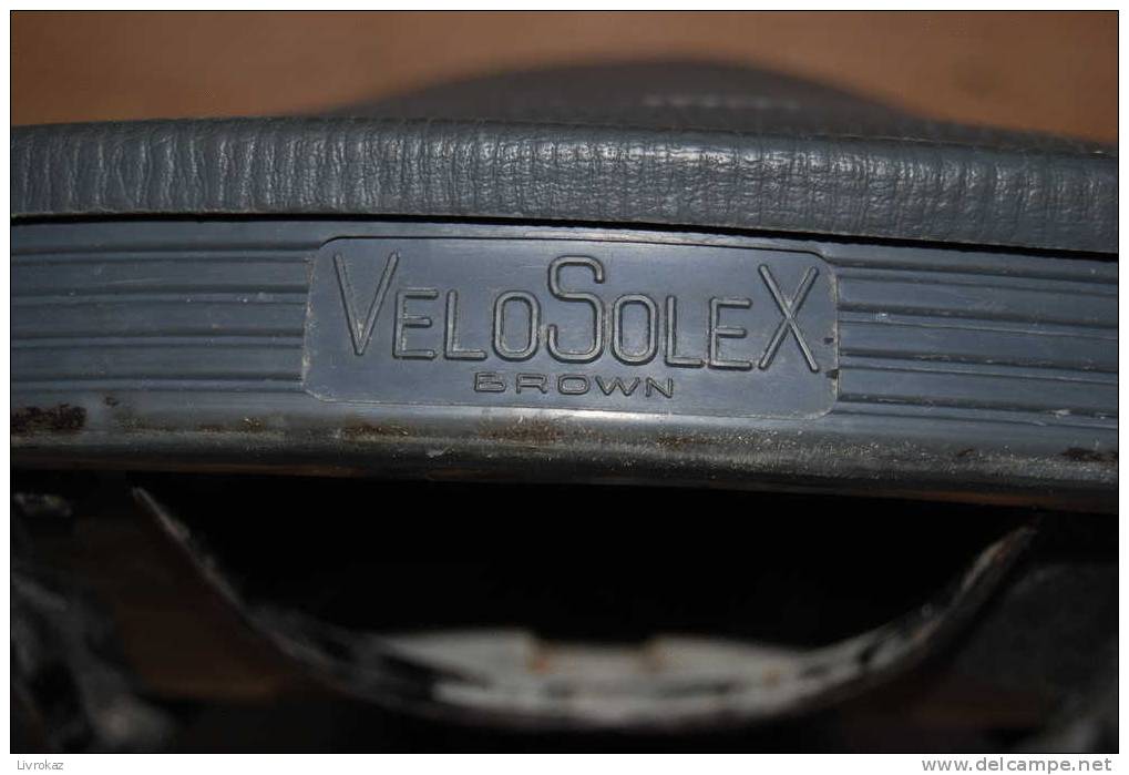 Pièce Détachée De SOLEX : Selle Plastique Et Métal. Vélosolex. Équipement D'occasion Ayant Déjà Servi - Motos